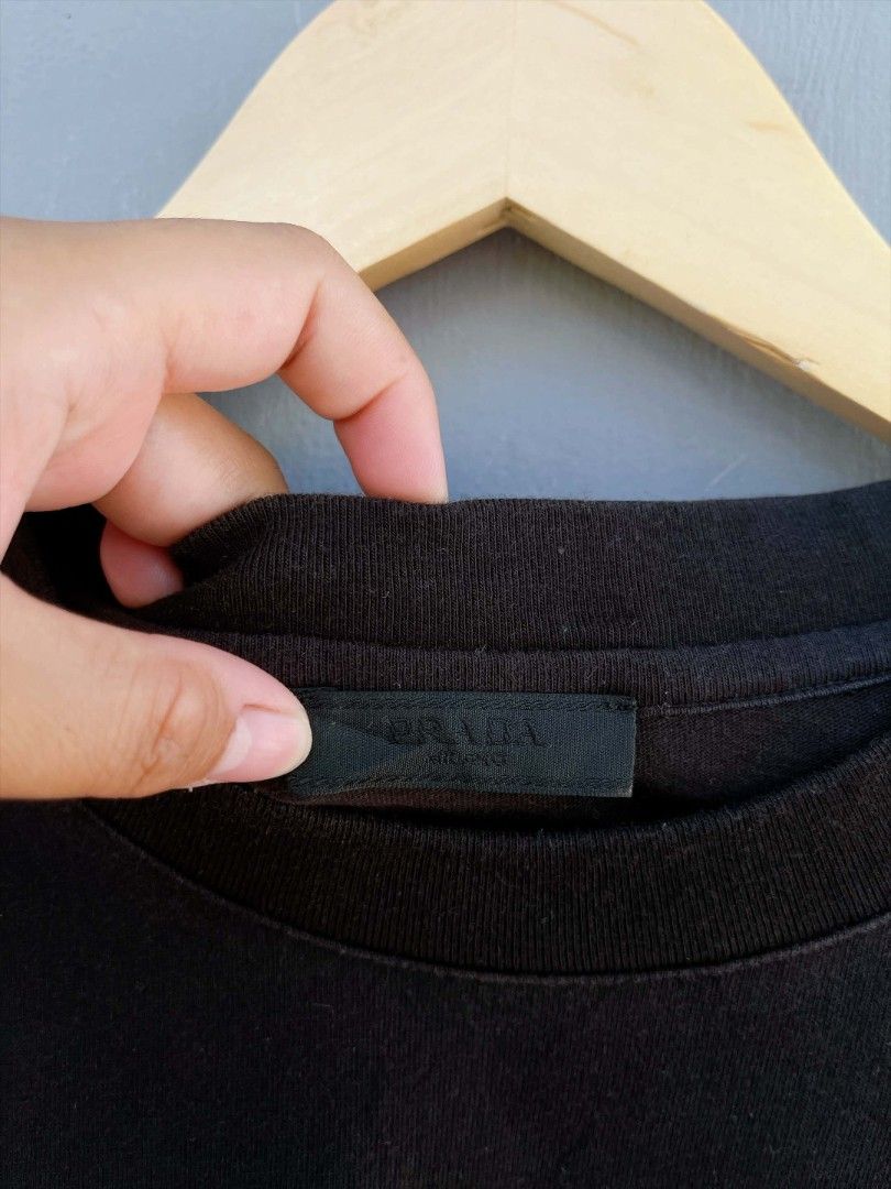Prada (Category: Activewear) located in San Nicolas. Submitted by lictawajre19642 (Listing ID 1463399869, Image 3). Description: Size: Large Width :22 Length :29 CR:10/10 black na black not faded Issue :NONE.