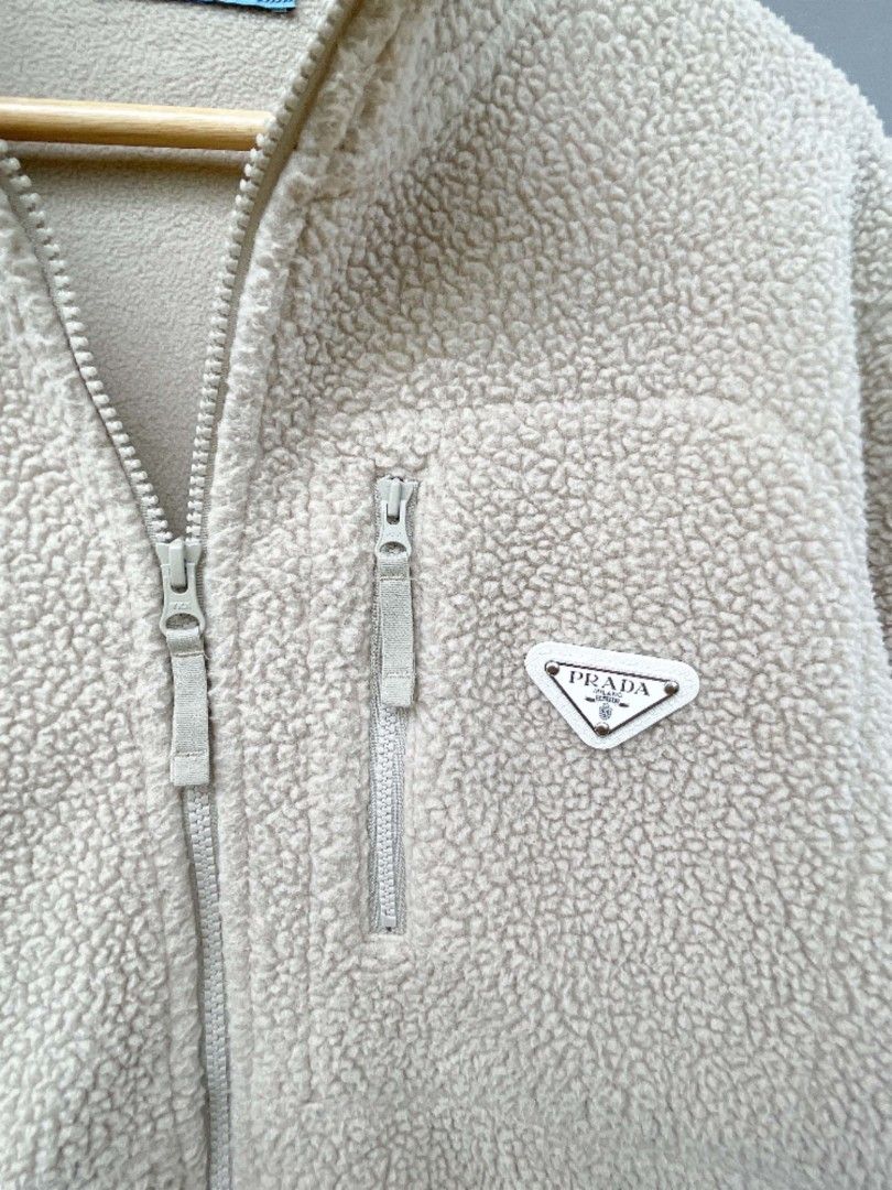 Prada (Category: Coats, Jackets and Outerwear) located in San Nicolas. Submitted by lictawajre19642 (Listing ID 1463465661, Image 3). Description: Size: L-XL Width :24 Length :28 CR:10/10 Issue :NONE.