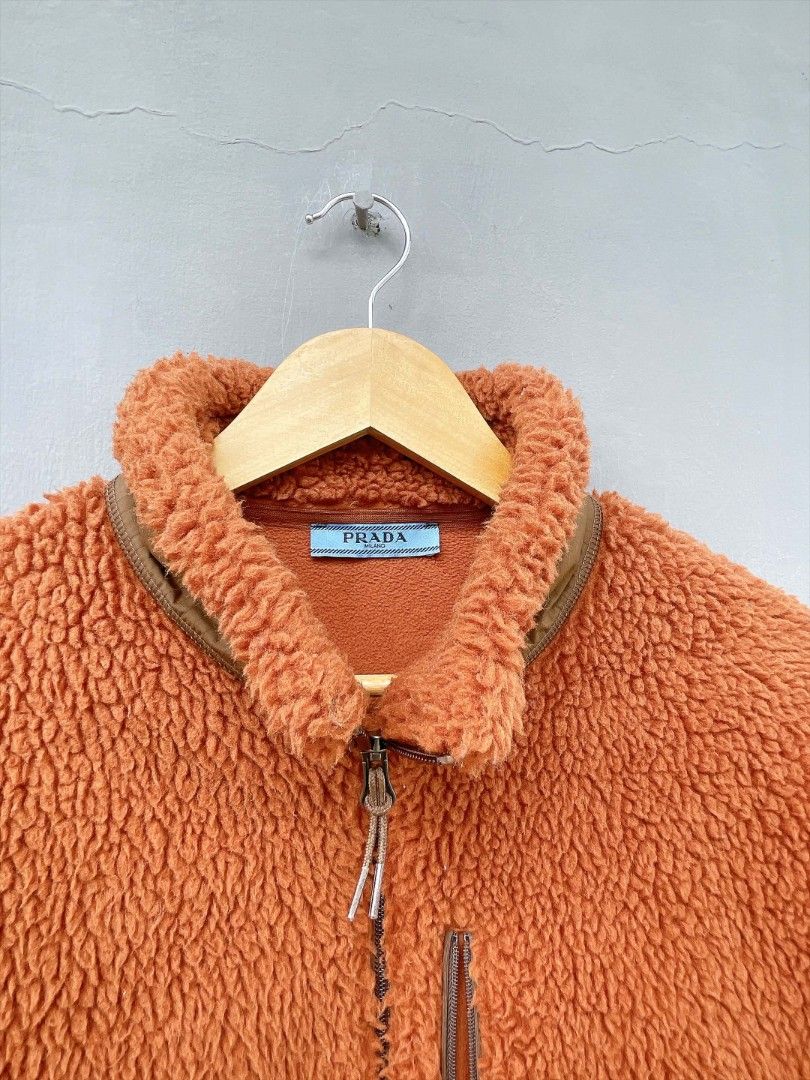 Prada (Category: Coats, Jackets and Outerwear) located in San Nicolas. Submitted by lictawajre19642 (Listing ID 1463468061, Image 3). Description: Size: L-XL Width :24 Length :28 CR:10/10 Issue :NONE.