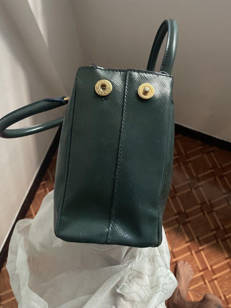 Prada Saffiano Leather Top Handle Bag Dark Green (Category: Luxury Bags & Wallets) located in Manila. Submitted by ch1lleroli82692 (Listing ID 1463429398, Image 2). Description: - Authentic dark green Prada bag - Made from durable Saffiano leather - Elegant gold hardware details - Secure top zip closure - Interior zip pocket for essentials - Sturdy and comfortable handles - Comes with original dust bag - Ideal for daily use and versatile styling.