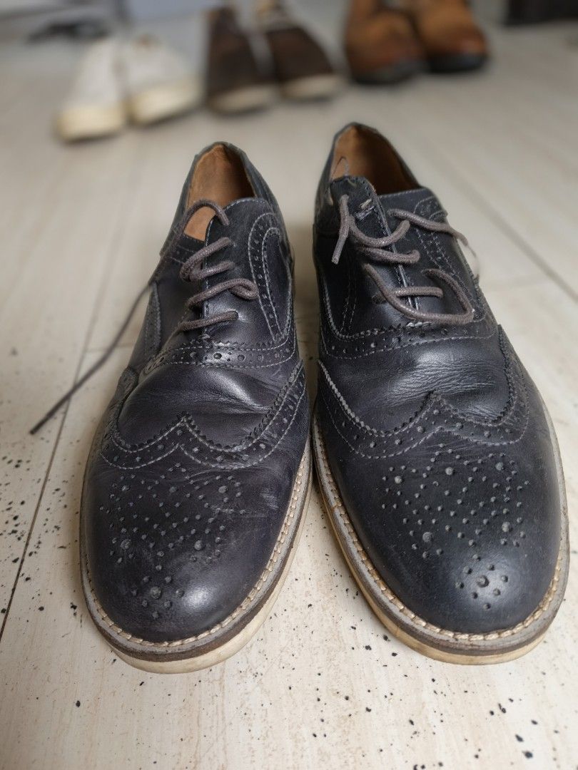 PRELOVED BLACK LEATHER WINGTIP BROGUE SHOES (Category: Casual Shoes) located in Marikina City. Submitted by amari.stylesph (Listing ID 1463331702, Image 1). Description: 👞 PRELOVED BLACK LEATHER WINGTIP BROGUE SHOES Classic. Timeless. Perfect for your formal or smart-casual outfits! outsole- 11.5inches insole- around 26cm ✨ Elegant wingtip brogue design ✨ Black leather upper ✨ Lace-up closure ✨ Classic style for office, events, or everyday wear 
