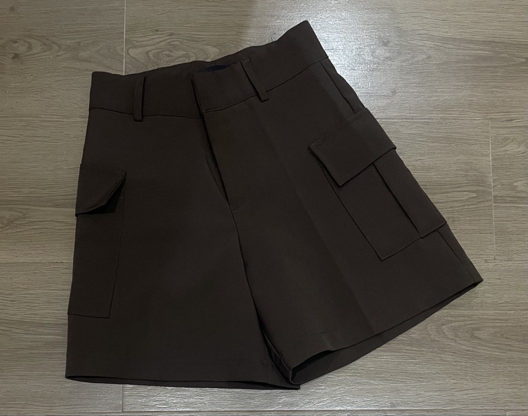 Promthong Cargo Shorts from BKK 💯 (Category: Shorts) located in Bulacan. Submitted by ladyjagged (Listing ID 1463358021, Image 2). Description: Washed but Never been used. Working pockets at both side. Posted photo when worn. Ganda ng material nito mga sis! 🌸 Size: Small (24-26) Color: Dark Brown.