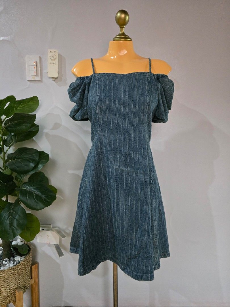 Puff offshoulder formal soft denim dress (Category: Dresses) located in San Marcelino. Submitted by thriftolshoppiness (Listing ID 1463440031, Image 2). Description: S-M.
