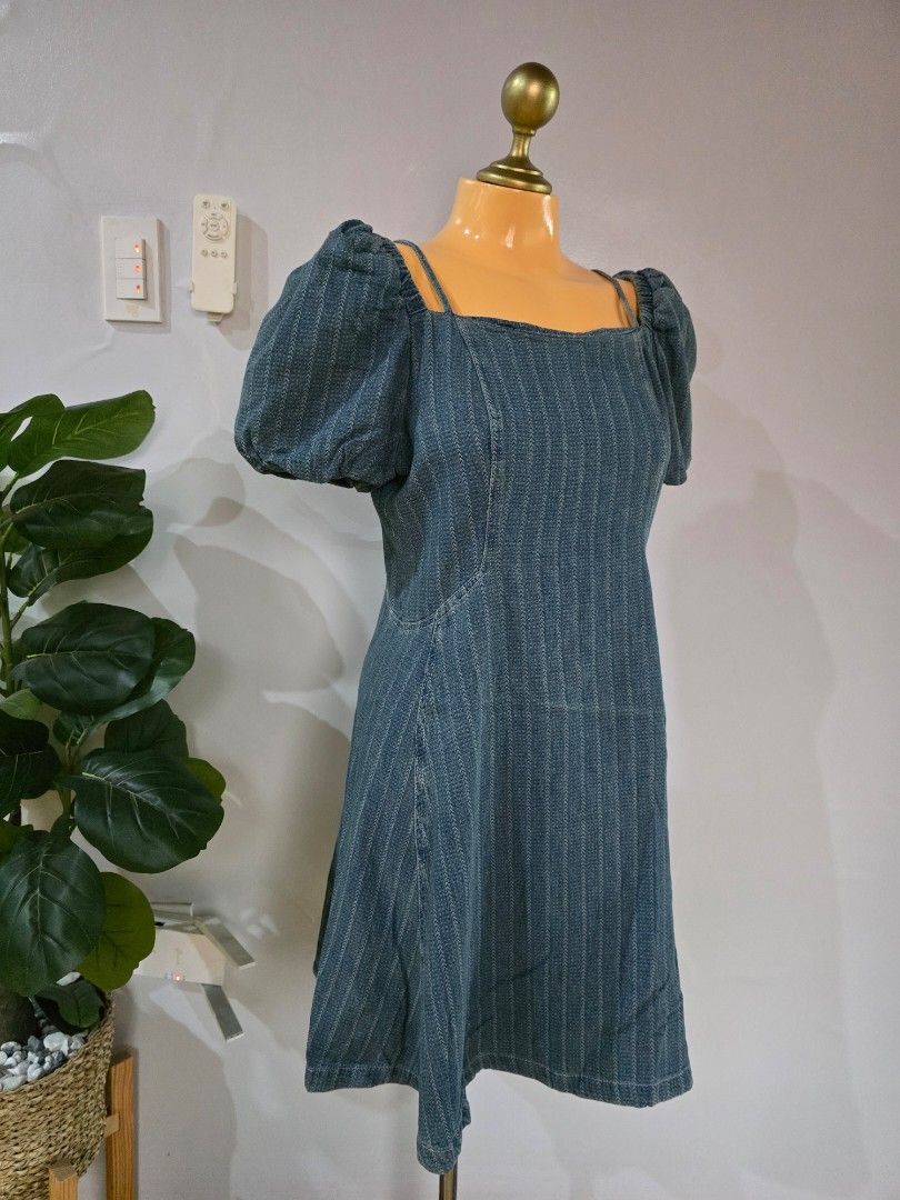 Puff offshoulder formal soft denim dress (Category: Dresses) located in San Marcelino. Submitted by thriftolshoppiness (Listing ID 1463440031, Image 3). Description: S-M.