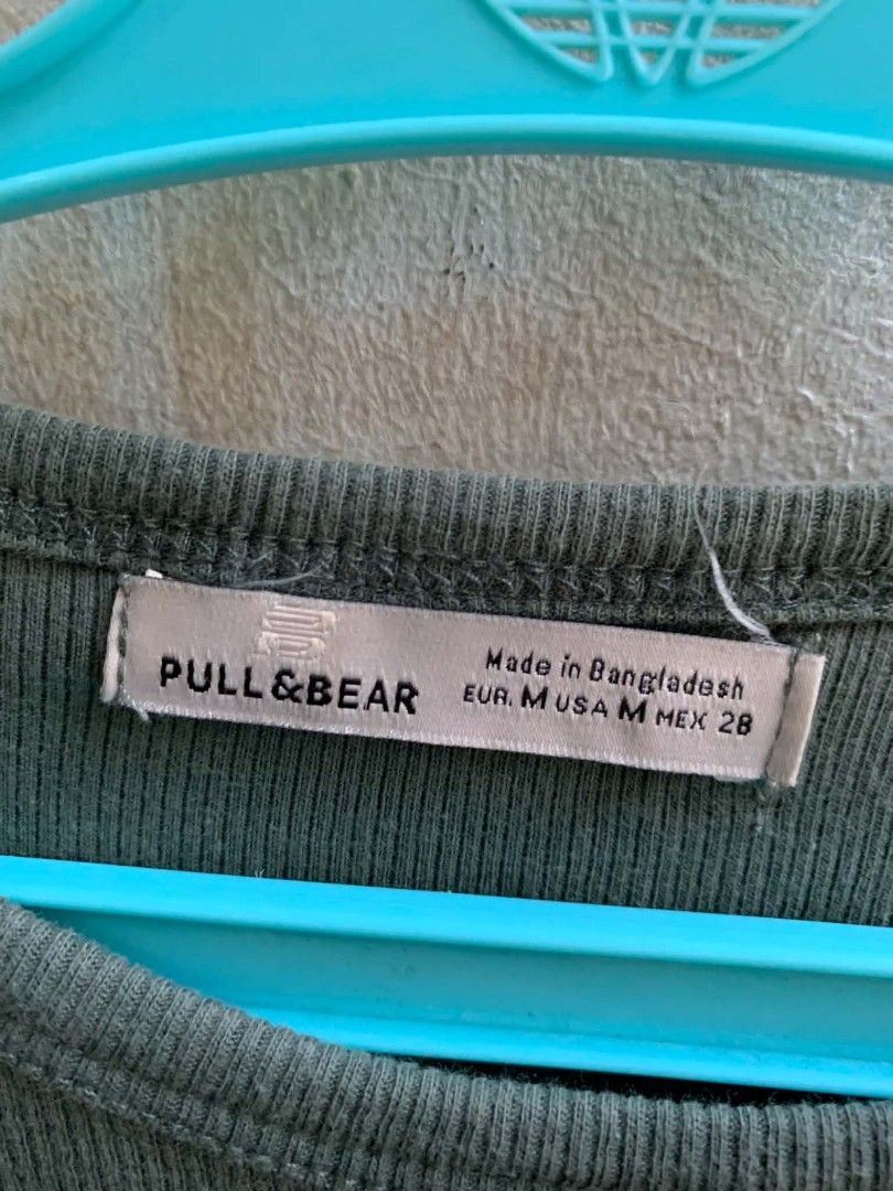 Pull & Bear Ribbed Long Sleeve Top - Green (Category: Longsleeves) located in Manila. Submitted by usagichan_rabbit (Listing ID 1463343230, Image 2). Description: - Brand: Pull & Bear - Style: Green ribbed long sleeve top - Neckline: Crew neck - Estimated Size: Medium (M) - Material: Comfortable and stretchy - Versatility: Great for layering or wearing on its own - Outfit Pairing: Easy to match with various outfits.