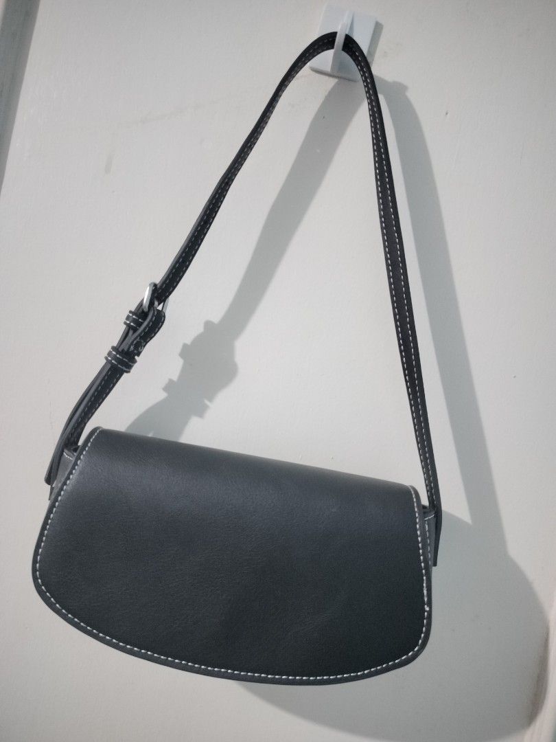 Pull&Bear Shoulder Bag (Category: Shoulder Bags) located in Las Pinas. Submitted by iamgrasyaa29 (Listing ID 1463478691, Image 1). Description: .