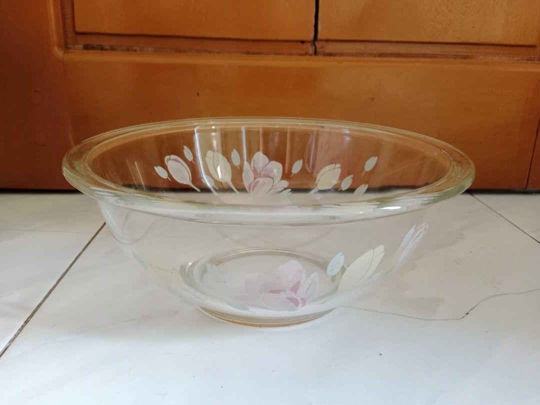 Pyrex Mixing Bowl (Category: Other Kitchenware & Tableware) located in Polangui. Submitted by cornerbags_shoes (Listing ID 1463439357, Image 1). Description: from Japan surplus with visible scratches.