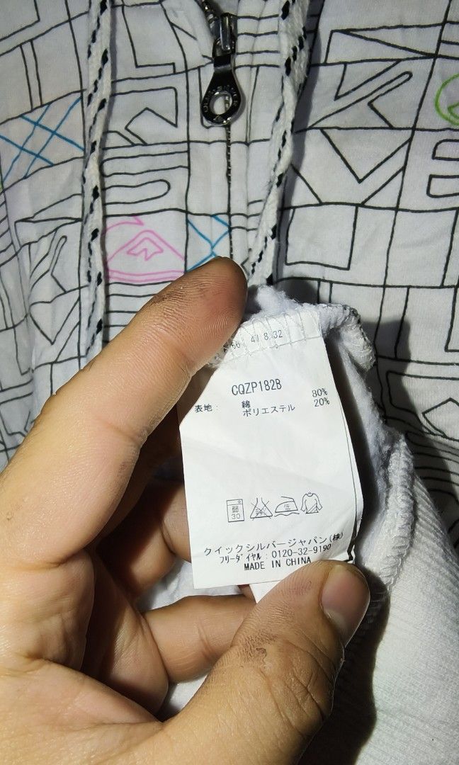 QUIKSILVER AOP HOODIE (Category: Coats, Jackets and Outerwear) located in Makati City. Submitted by updownthrift (Listing ID 1463370465, Image 3). Description: NO ISSUE NEED WASH.