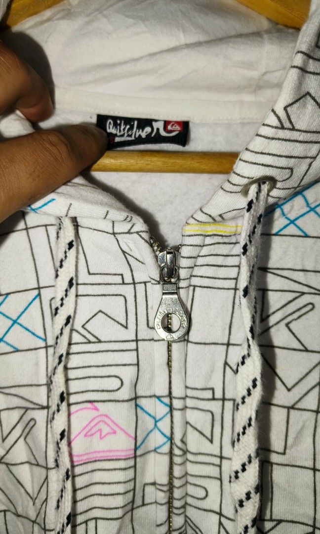 QUIKSILVER AOP HOODIE (Category: Coats, Jackets and Outerwear) located in Makati City. Submitted by updownthrift (Listing ID 1463370465, Image 2). Description: NO ISSUE NEED WASH.