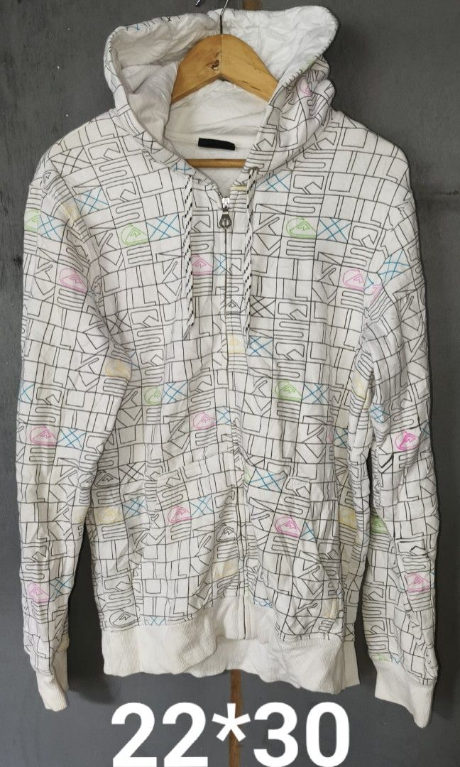 QUIKSILVER AOP HOODIE (Category: Coats, Jackets and Outerwear) located in Makati City. Submitted by updownthrift (Listing ID 1463370465, Image 1). Description: NO ISSUE NEED WASH.
