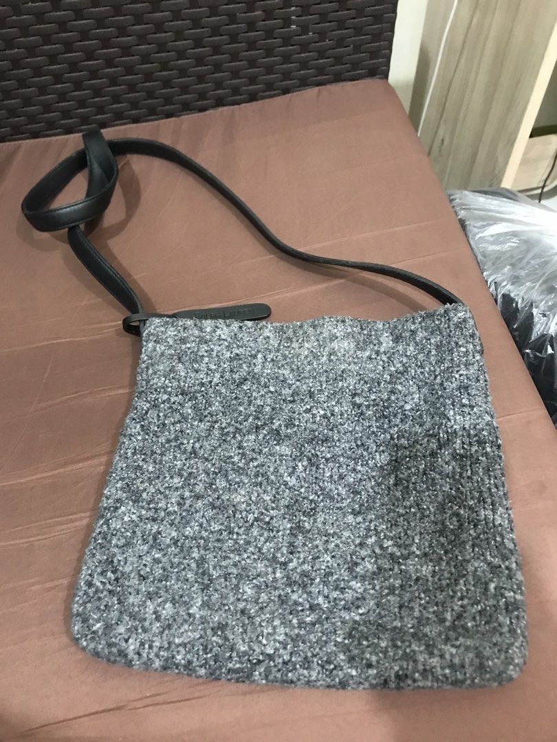 Ralph lauren (Category: Sling Bags) located in Balete No 2. Submitted by troyesybang (Listing ID 1463369969, Image 2). Description: Wool sling leather strap and hangtag Magnet closing Auth rl.