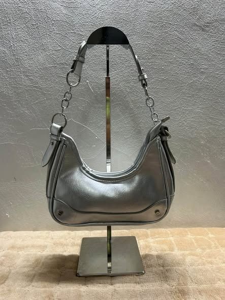 RANDOM Y2K KILI BAG (Category: Cross-body Bags) located in Caloocan City. Submitted by j3ngsanity (Listing ID 1463501881, Image 1). Description: ISSUE : MIN SCRATCH SA BODY / MAY MARK NG PINAG TANGGALAN NG EMBLEM.