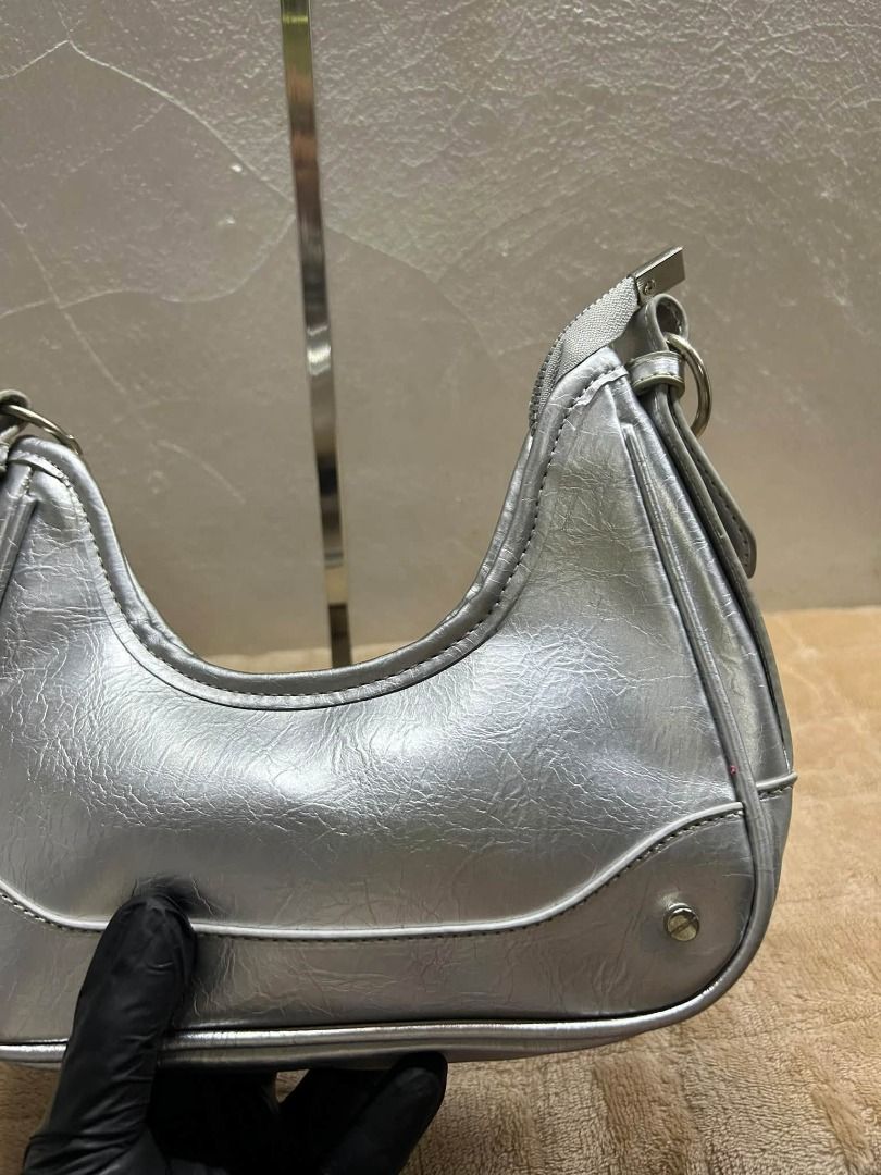 RANDOM Y2K KILI BAG (Category: Cross-body Bags) located in Caloocan City. Submitted by j3ngsanity (Listing ID 1463501881, Image 3). Description: ISSUE : MIN SCRATCH SA BODY / MAY MARK NG PINAG TANGGALAN NG EMBLEM.