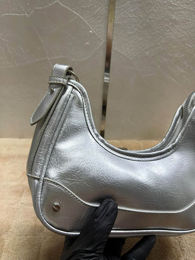 RANDOM Y2K KILI BAG (Category: Cross-body Bags) located in Caloocan City. Submitted by j3ngsanity (Listing ID 1463501881, Image 2). Description: ISSUE : MIN SCRATCH SA BODY / MAY MARK NG PINAG TANGGALAN NG EMBLEM.
