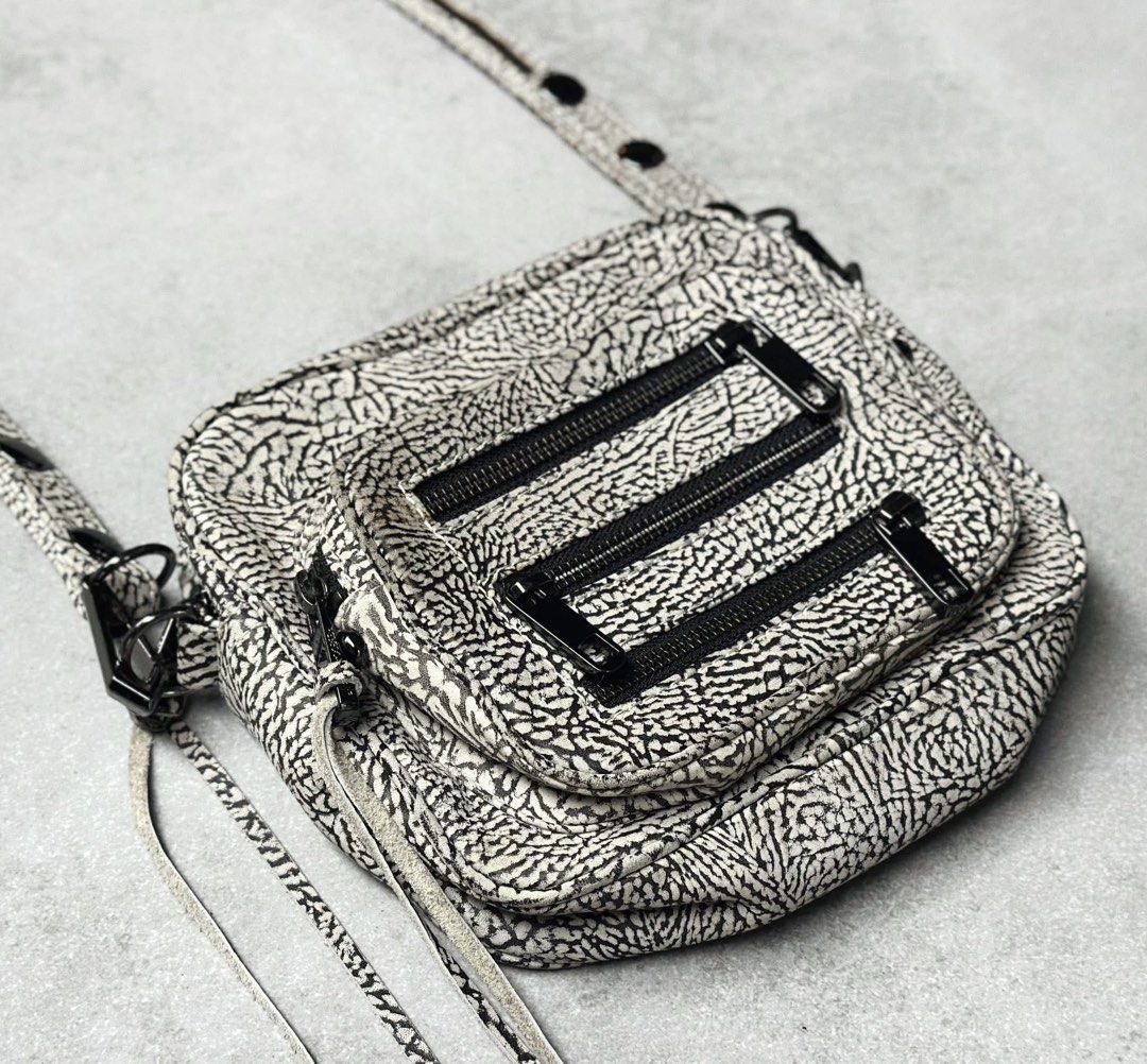 Rebecca Minkoff Crossbody (Category: Cross-body Bags) located in Bulacan. Submitted by thriftbagcollections (Listing ID 1463404785, Image 2). Description: Rebecca Minkoff Crossbody,Made of natural leather,excellent condition!.