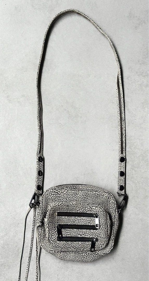 Rebecca Minkoff Crossbody (Category: Cross-body Bags) located in Bulacan. Submitted by thriftbagcollections (Listing ID 1463404785, Image 1). Description: Rebecca Minkoff Crossbody,Made of natural leather,excellent condition!.