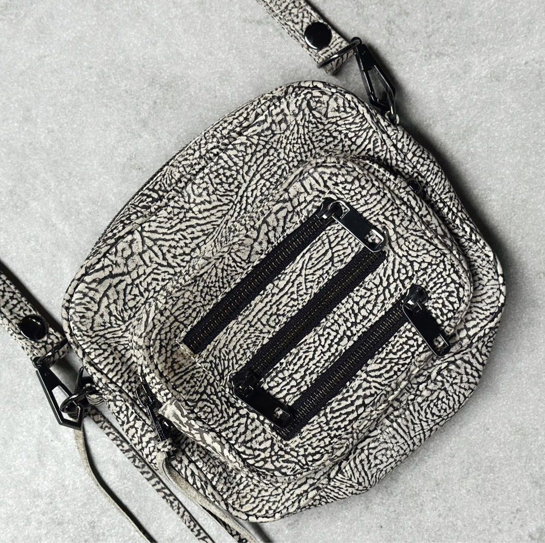 Rebecca Minkoff Crossbody (Category: Cross-body Bags) located in Bulacan. Submitted by thriftbagcollections (Listing ID 1463404785, Image 3). Description: Rebecca Minkoff Crossbody,Made of natural leather,excellent condition!.
