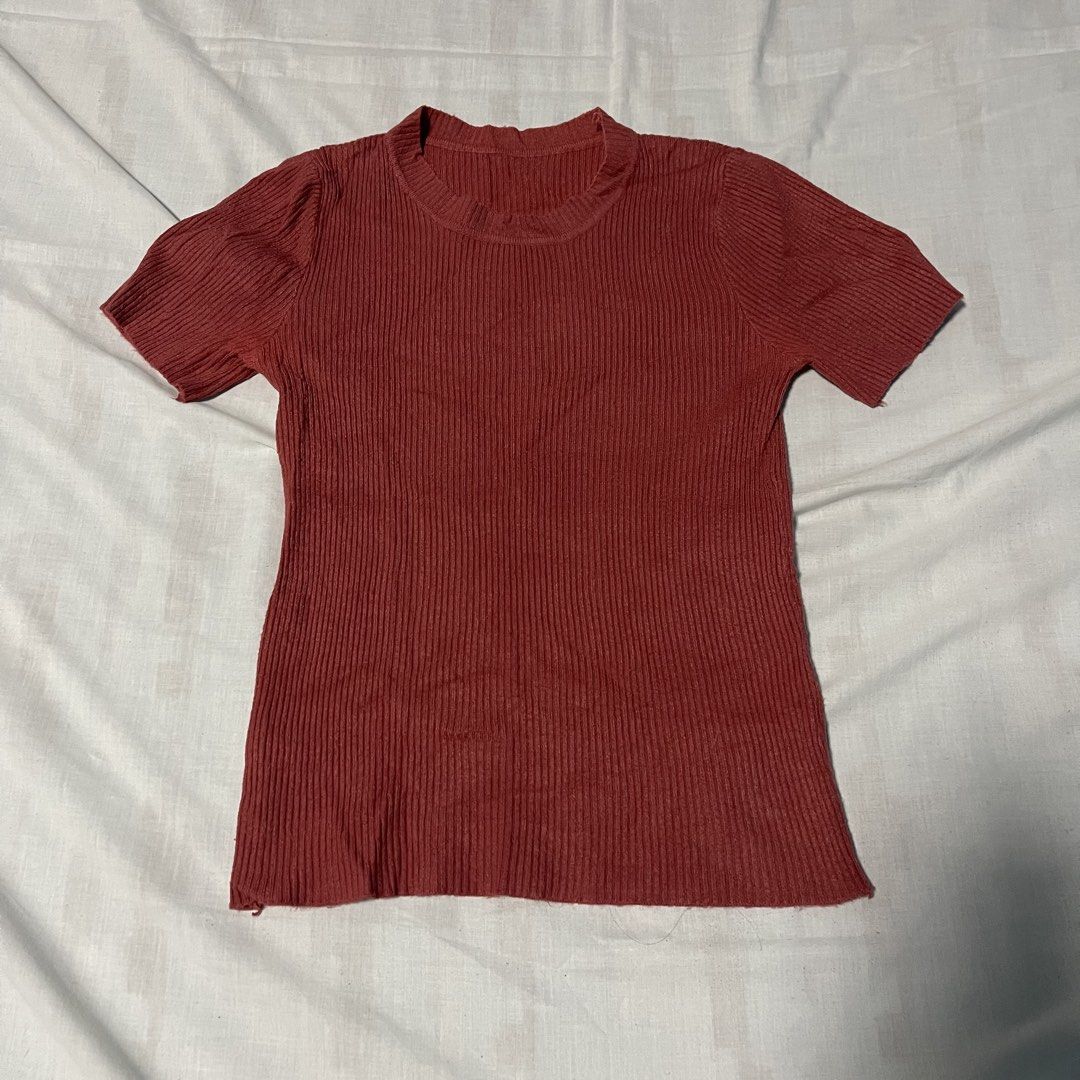 Red Ribbed T-shirt (Category: Shirts) located in San Ildefonso. Submitted by rgdeclutters (Listing ID 1463475169, Image 3). Description: L 21" W 14".