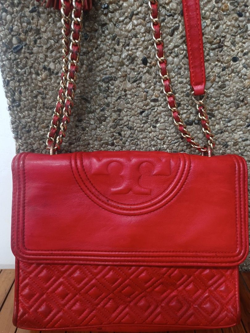 Red Tory Burch shoulder bag (Category: Shoulder Bags) located in Angeles City. Submitted by aiscanday (Listing ID 1463362279, Image 2). Description: sign of used lang kau nlng mag linis at mag pa bag spa.