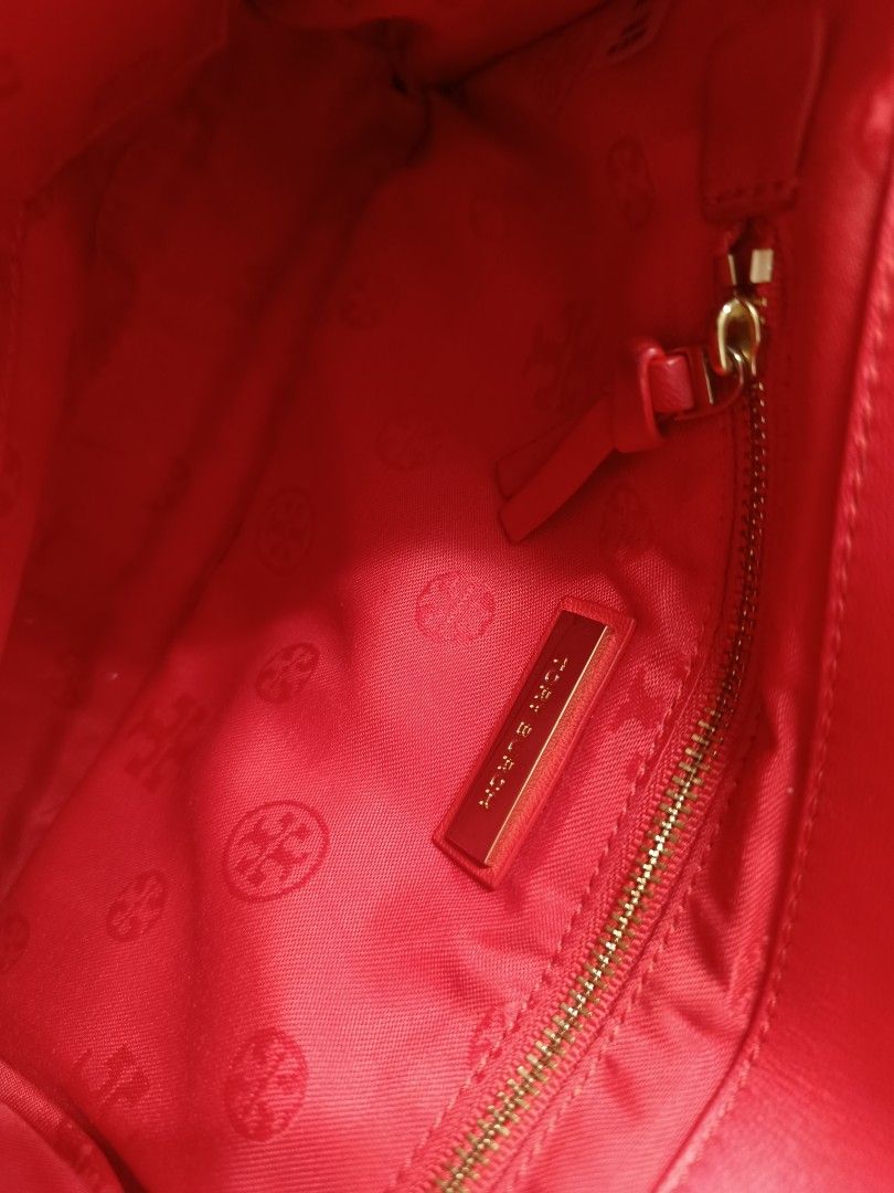 Red Tory Burch shoulder bag (Category: Shoulder Bags) located in Angeles City. Submitted by aiscanday (Listing ID 1463362279, Image 3). Description: sign of used lang kau nlng mag linis at mag pa bag spa.