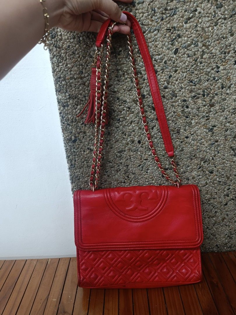 Red Tory Burch shoulder bag (Category: Shoulder Bags) located in Angeles City. Submitted by aiscanday (Listing ID 1463362279, Image 1). Description: sign of used lang kau nlng mag linis at mag pa bag spa.