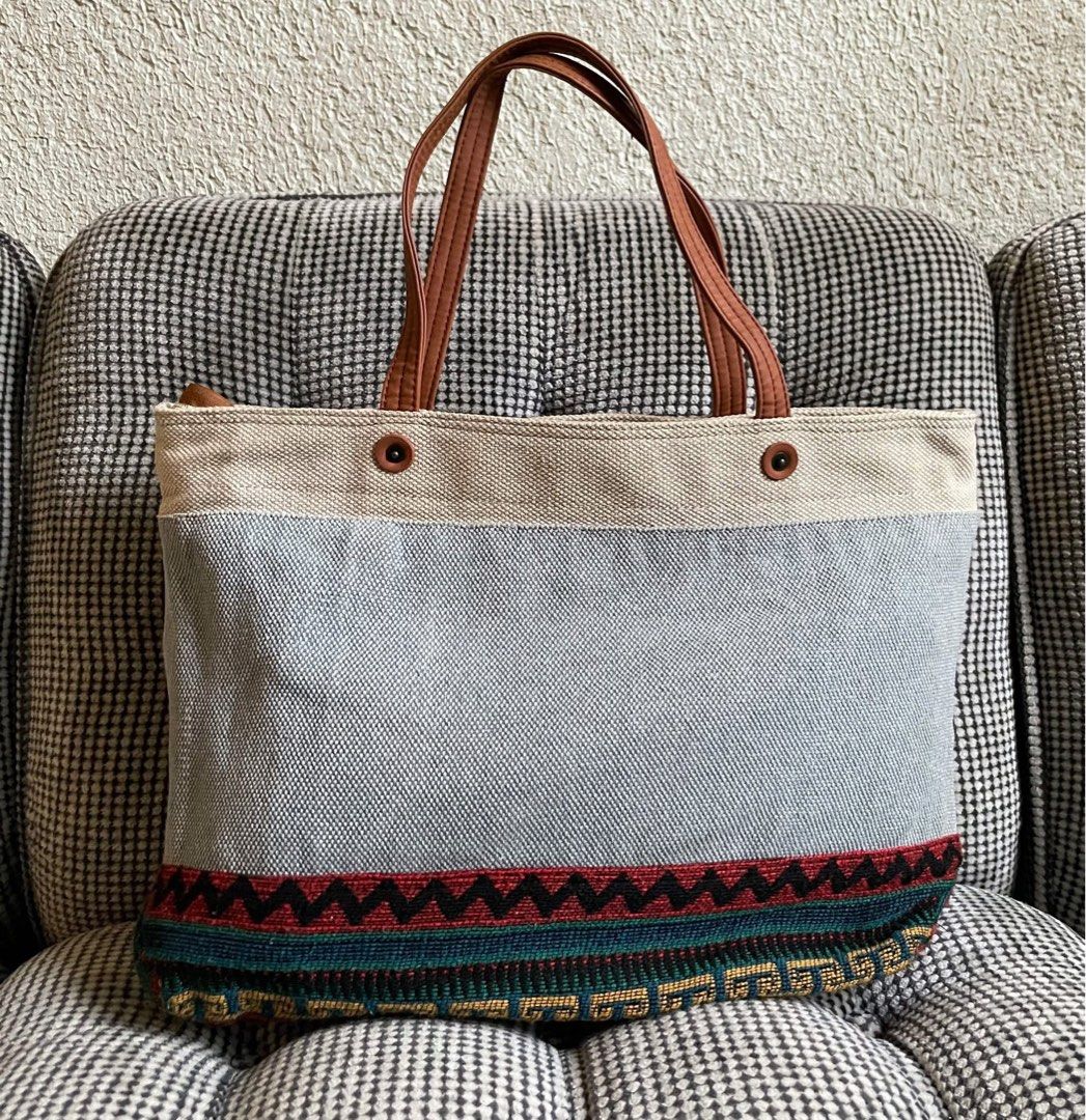 Renoma Paris Shoulder bag (Category: Shoulder Bags) located in Bulacan. Submitted by thriftbagcollections (Listing ID 1463410029, Image 2). Description: Renoma Paris Shoulder bag,excellent condition!Approx:H-11.5”W-15” handle 6.5”.