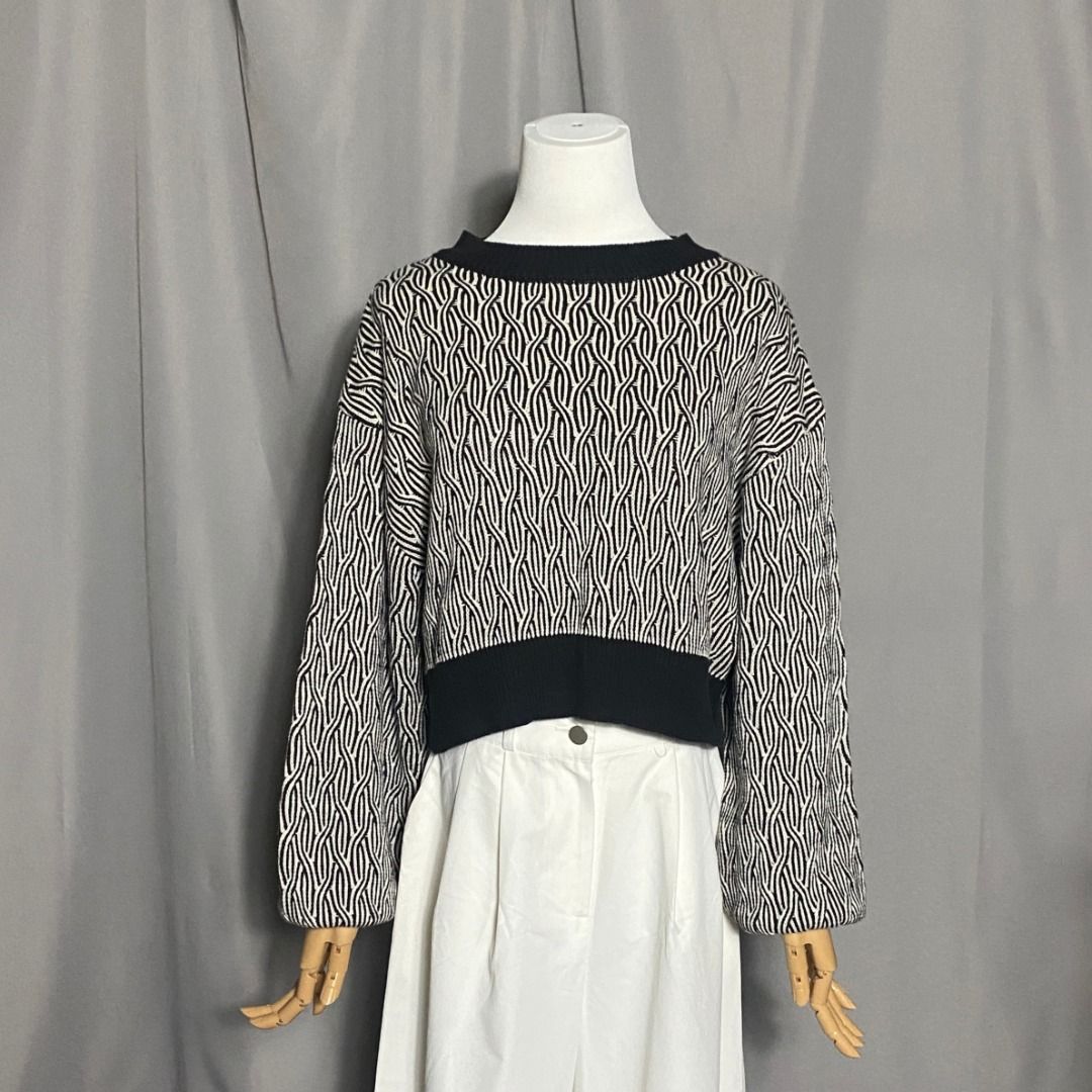 Retro Girl black sleeve-volume patterned knit pullover (Category: Longsleeves) located in Las Pinas. Submitted by ipickyou (Listing ID 1463476923, Image 1). Description: Unwashed 𝗠𝗲𝗮𝘀𝘂𝗿𝗲𝗺𝗲𝗻𝘁𝘀 𝘄𝗵𝗲𝗻 𝗹𝗮𝗶𝗱 𝗳𝗹𝗮𝘁: -Size M -Armpit to armpit: 22 1/2” -Length: 18” .