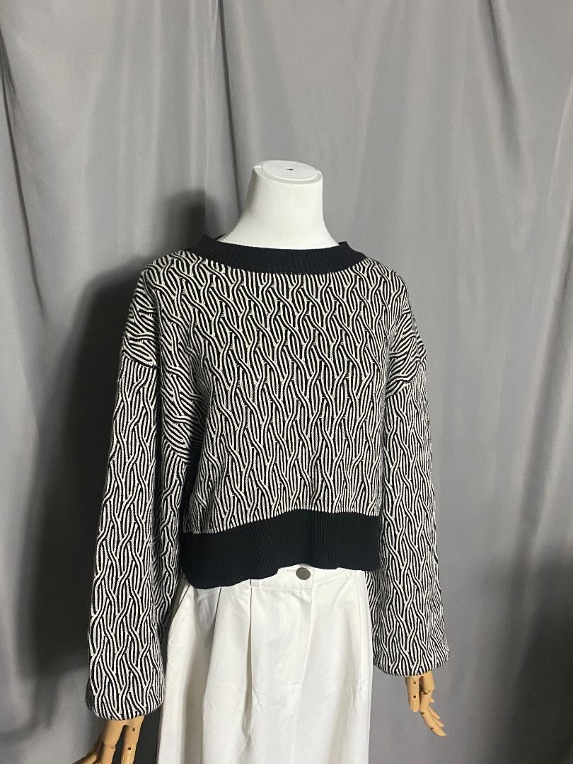 Retro Girl black sleeve-volume patterned knit pullover (Category: Longsleeves) located in Las Pinas. Submitted by ipickyou (Listing ID 1463476923, Image 2). Description: Unwashed 𝗠𝗲𝗮𝘀𝘂𝗿𝗲𝗺𝗲𝗻𝘁𝘀 𝘄𝗵𝗲𝗻 𝗹𝗮𝗶𝗱 𝗳𝗹𝗮𝘁: -Size M -Armpit to armpit: 22 1/2” -Length: 18” .