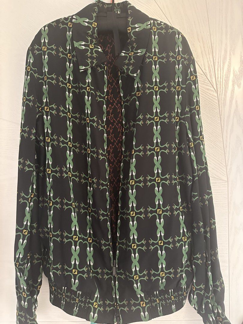 Reversible jacket （分類：運動服裝）位於 Hong Kong。 由 neveraskmewhy 提交（商品編號 1463390013，圖片 1）。簡介： Hey there! Up for grabs is this super cool Fendi reversible jacket in size XXS (EU 44/UK 34/US 34). The inside has a different, equally stylish pattern. Perfect for adding a pop of designer flair to your streetwear look. Meetups available in Central or IFC Mall!。