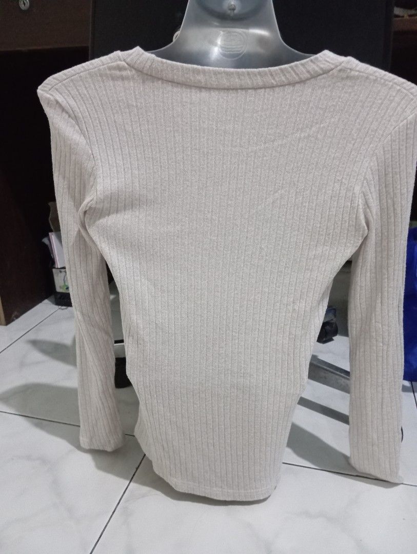 Ribbed Knit Long Sleeve Top - Cream (Category: Longsleeves) located in Dasmarinas. Submitted by kei05 (Listing ID 1463438546, Image 2). Description: - Cream colored ribbed knit top - Long sleeves - Crew neck - Stretchy material - Fits like a size Small or Medium - Ideal for layering or wearing on its own - Versatile wardrobe staple.