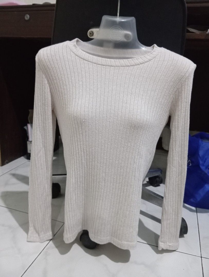 Ribbed Knit Long Sleeve Top - Cream (Category: Longsleeves) located in Dasmarinas. Submitted by kei05 (Listing ID 1463438546, Image 1). Description: - Cream colored ribbed knit top - Long sleeves - Crew neck - Stretchy material - Fits like a size Small or Medium - Ideal for layering or wearing on its own - Versatile wardrobe staple.