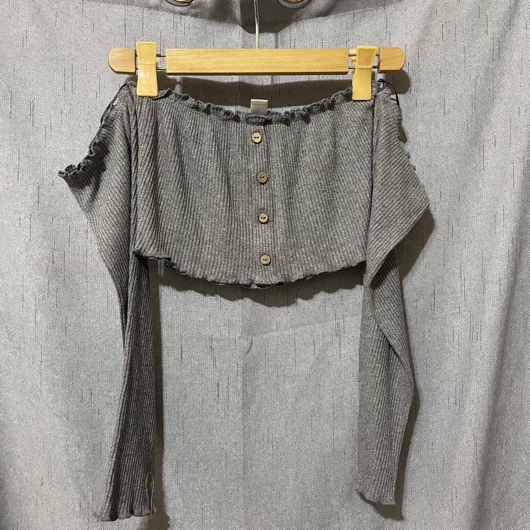 Ribbed Off-Shoulder top (Category: Others Tops) located in Davao. Submitted by threadellebyhazel_davao (Listing ID 1463361933, Image 1). Description: Used once Details: 🌸 No when worn 🌸 Davao City 🌸 Shipping only - buyer will cater the shipping fee 🌸 Gcash-Maya-Bank transfer only.