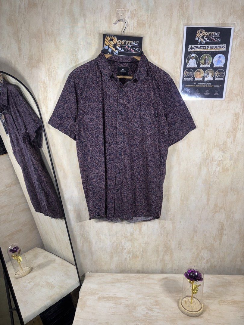 RIPCURL MENS SHORT SLEEVE BUTTONDOWN (Category: Tshirts & Polo Shirts ) located in Cabuyao City. Submitted by pormanation-thrift-store (Listing ID 1463471736, Image 1). Description: RIPCURL MENS SHORT SLEEVE BUTTONDOWN Condition: LIKE NEW Color rate: 10/10 (PWEDE SA MASELAN) Size: LARGE Dimes: 23”Wx29.5”-30.5”L Issue: NONE‼️ Price: 1200.