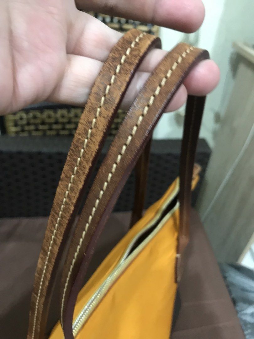 Roberta pieri (Category: Tote Bags) located in Balete No 2. Submitted by troyesybang (Listing ID 1463402744, Image 2). Description: Canvas rubber bottom Used item Good used Leather strap May wrinkle lng sa body will go off when used nmn Medium size.