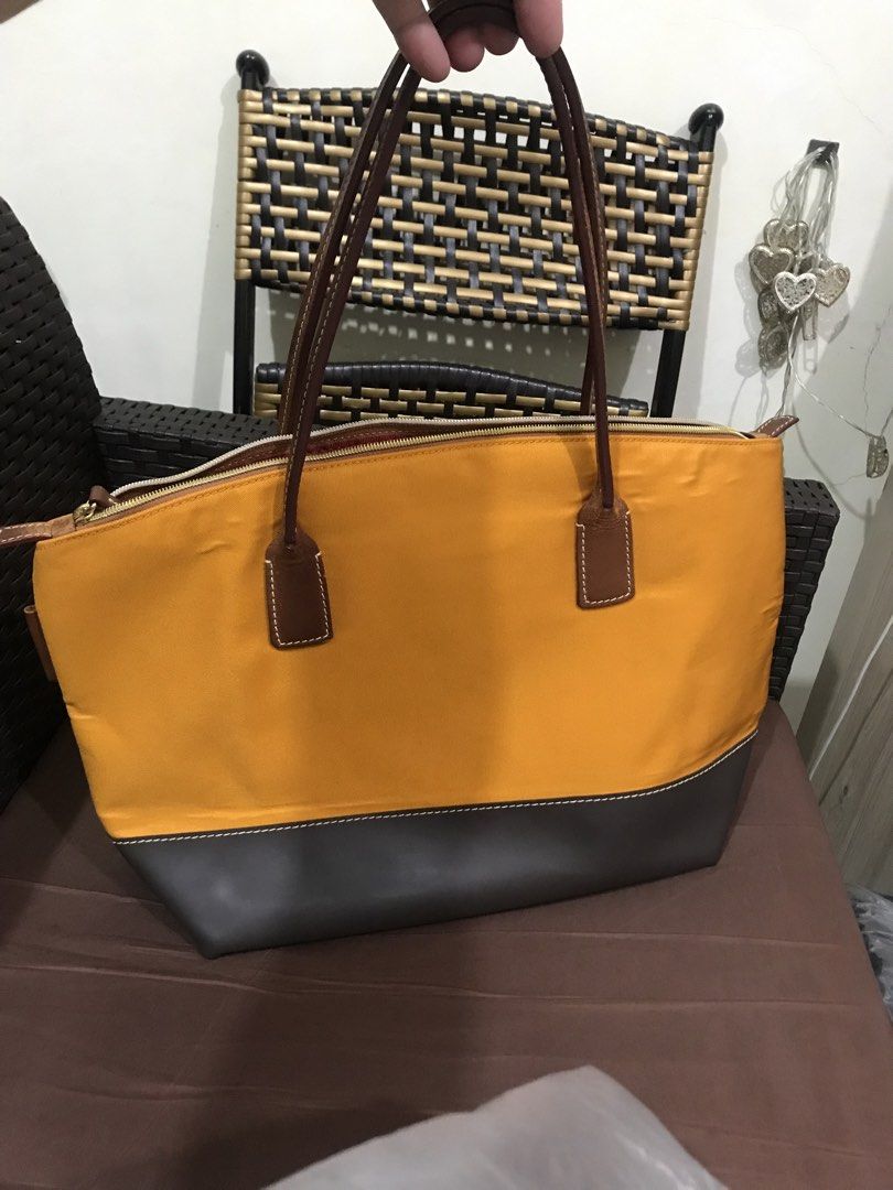 Roberta pieri (Category: Tote Bags) located in Balete No 2. Submitted by troyesybang (Listing ID 1463402744, Image 1). Description: Canvas rubber bottom Used item Good used Leather strap May wrinkle lng sa body will go off when used nmn Medium size.