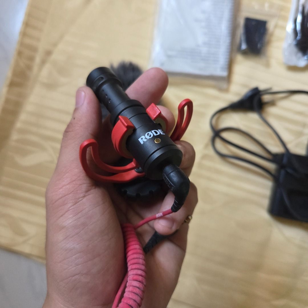 Rode VideoMicro Compact (Category: Microphones) located in Binan City. Submitted by lovestartswdl (Listing ID 1463435071, Image 3). Description: Rode VideoMicro Compact - Good working condition - Only issue is may tear yung cable - With wind muff Includes Canon M50 accessories - Battery charger, lace, manuals, lens cap, dummy battery for m50 2,000 only all in na po! Biñan, Laguna.