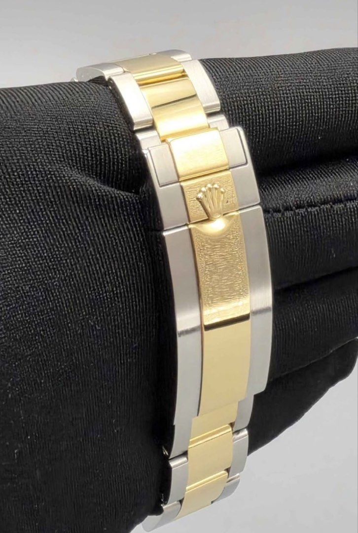 ROLEX SUBMARINER DATE 116613LN - 2019 FULL SET (Category: Men's Watches) located in Cordova. Submitted by aux.archive (Listing ID 1463386109, Image 3). Description: ROLEX SUBMARINER DATE 116613LN - 2019 FULL SET Rolex Submariner Date 40mm Ref. 116613LN Black Dial / Black Ceramic Bezel Oystersteel & 18K Yellow Gold 2019 Complete Set Excellent overall condition. Comes with original Rolex box, warranty card, manuals/booklets and accessories as shown