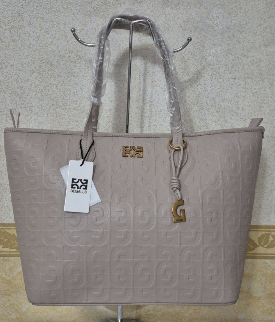 RT11-1890 Degalls Big Structured Leather Tote Shoulder Bag (Category: Tote Bags) located in Valenzuela. Submitted by dailyhappyfinds (Listing ID 1463434572, Image 1). Description: BRAND: Degalls -Brand new with tag -Shoulder bag -Large Size -Please check last photo for details *Mall pullout/ factory pullout. Please manage your expectations. .