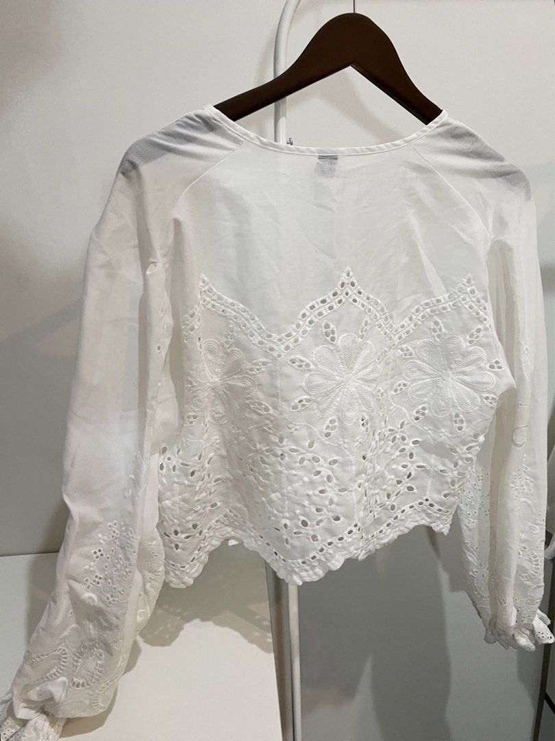 Ruffled longsleeves top (Category: Blouses) located in Quezon City. Submitted by styleandcomfort (Listing ID 1463513911, Image 3). Description: Super classy when worn Message me for inquiries 😊.