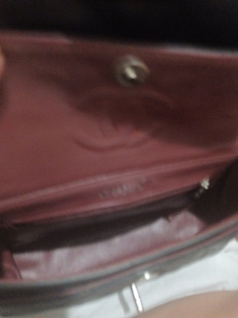 Rushsale (Category: Shoulder Bags) located in Muntinlupa City. Submitted by youngforest_acb081 (Listing ID 1463348607, Image 3). Description: no flaws not guarranteed med size.