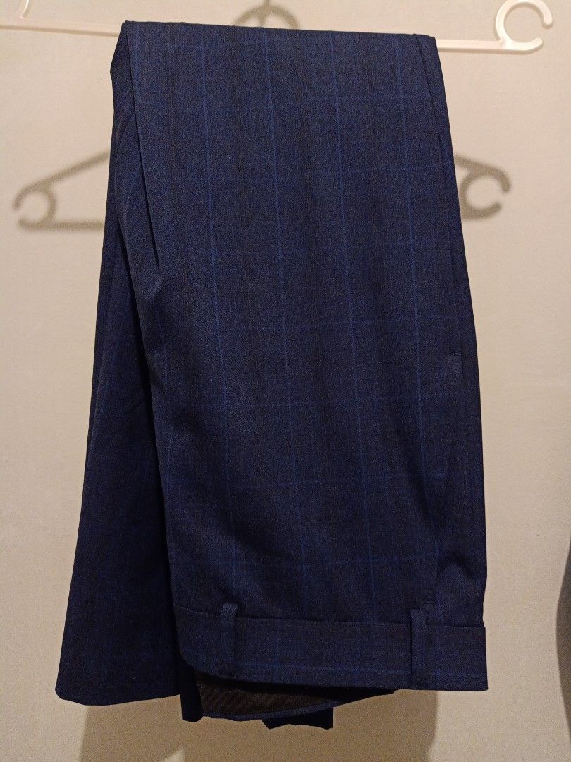 Ryan Seacrest Distinction Matching Suit (Category: Formal Shirts) located in Mabalacat. Submitted by importemporium (Listing ID 1463551710, Image 2). Description: Actual photos Pants size: 38 Waist, 30 Length Top suit size: 34/35 No issues, good condition The blue polo is a FREEBIE It has stains in the collar area. .