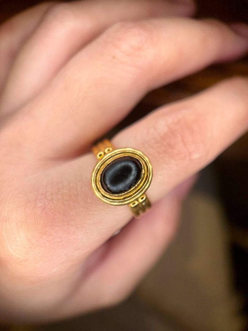 S6 VINTAGE BLACK GEM RING IN GOLD-TONE SETTING (Category: Rings) located in Baguio. Submitted by asna_taku (Listing ID 1463405608, Image 1). Description: 🖤 VINTAGE BLACK GEM RING IN GOLD-TONE SETTING A beautifully understated vintage piece featuring a smooth black cabochon-style gem framed by an elegant concentric gold-tone setting. The subtle sheen of the dark stone gives it a sophisticated, almost mysterious look. ✨ 💛 Silver plated in gold 🖤