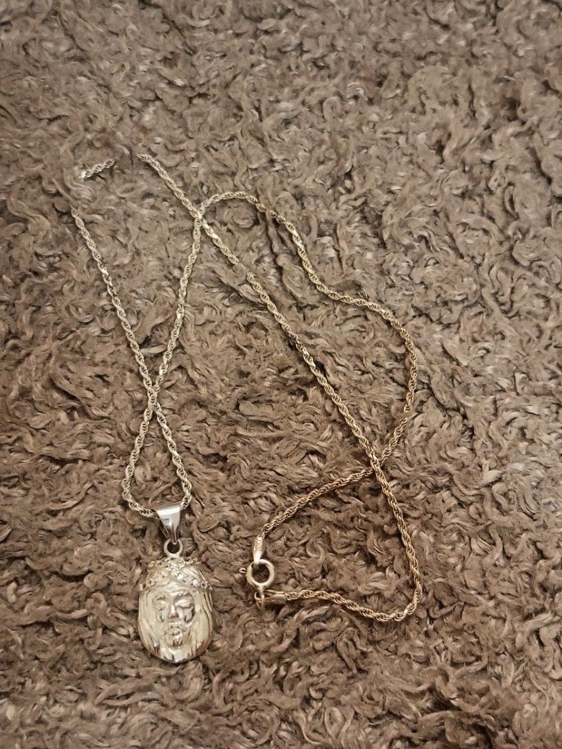 S925 16" Rope Chain (Category: Jewelry) located in Valenzuela. Submitted by One.Only.Nan (Listing ID 1463551093, Image 1). Description: 1mm / 16" long Rope chain w/pendant MOP GCASH MAYA AUB BPI VALENZUELA CITY LOC.