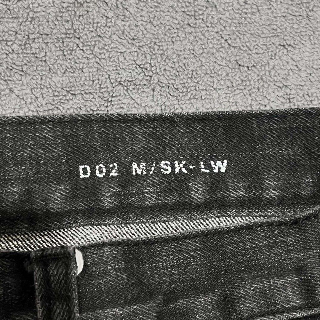 Saint Laurent Skinny Jens (Category: Jeans) located in Cagayan de Oro. Submitted by montresor.ph (Listing ID 1463338881, Image 3). Description: Condition: Excellent Waist: 30 Length: 38 Color rate: 9.5/10 Price: 2,000.