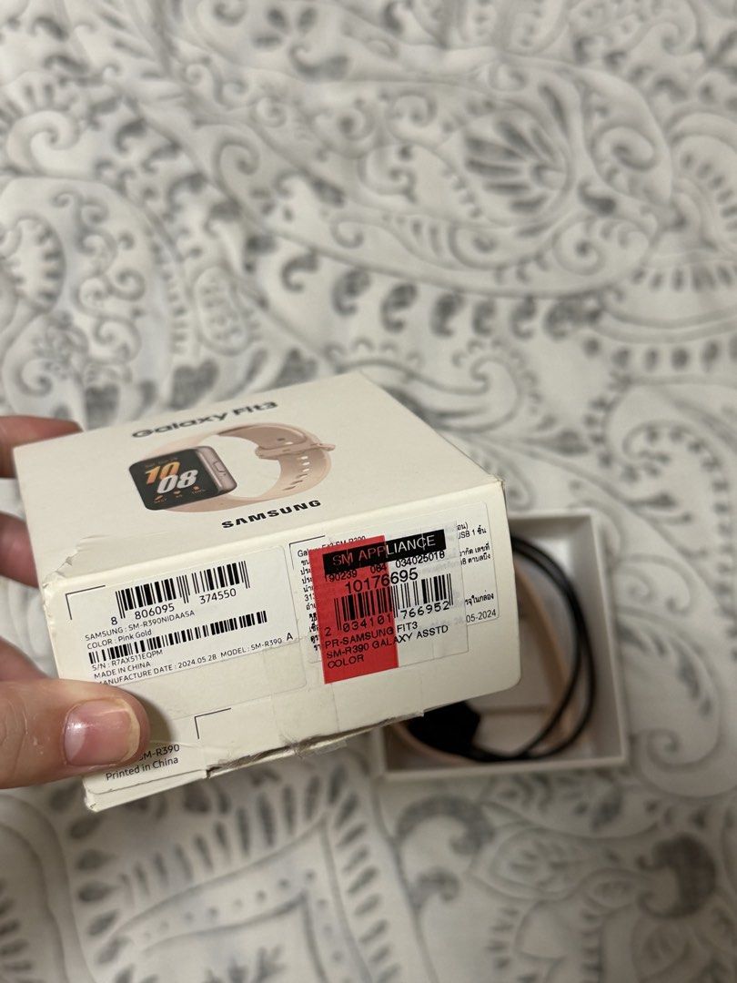 Samsung galaxy fit 3 (Category: Wearables & Smart Watches) located in Caloocan City. Submitted by olivelemon (Listing ID 1463401905, Image 2). Description: Bnew but damaged box Display: Large 1.6-inch AMOLED display (256 x 402 pixels). Design: Slim aluminum body weighing just 18.5g. Durability: 5ATM and IP68 water and dust resistance (up to 50 meters for 10 minutes). Battery Life: Up to 13–14 days on a single charge with normal use. Fitness & Hea