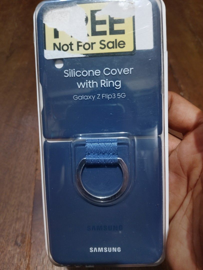 samsung galaxy z flip 3 (Category: Cases & Sleeves) located in Manila. Submitted by boyhet.thrift15 (Listing ID 1463520171, Image 3). Description: samsung galaxy Z flip 3 case bnew selling 700.