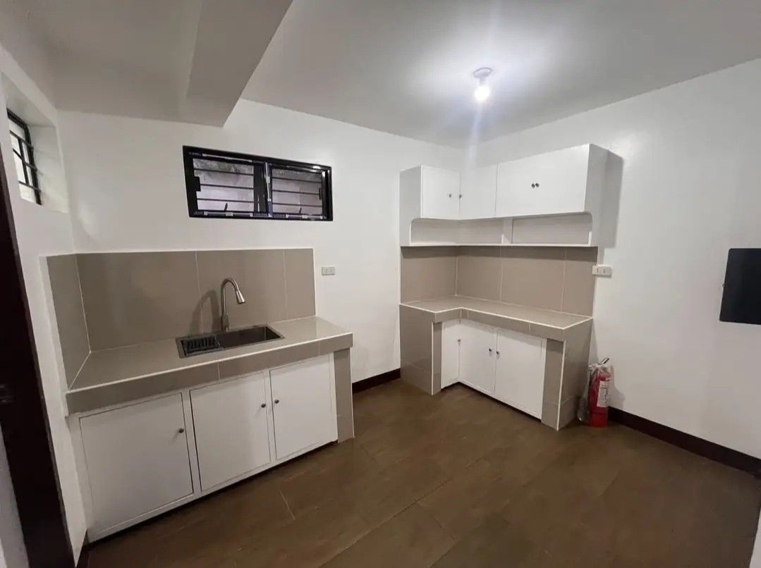 San Juan townhouse unit (Category: House & Lot) located in Mandaluyong City. Submitted by hautemess (Listing ID 1463422582, Image 1). Description: LA: approx 55sqm Fa: 115sqm 2-storey 3 bedrooms 2 toilet and bath kitchen maid's room 1 parking slot 50k.