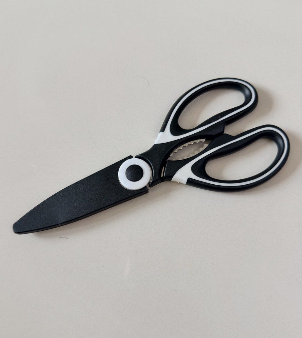 Scissors （分類：刀和砧板）位於 Hong Kong。 由 cklkh 提交（商品編號 1463383006，圖片 1）。簡介： New without box Total length approx 20 cm Blade length approx 8 cm Meet up at Olympic MTR。