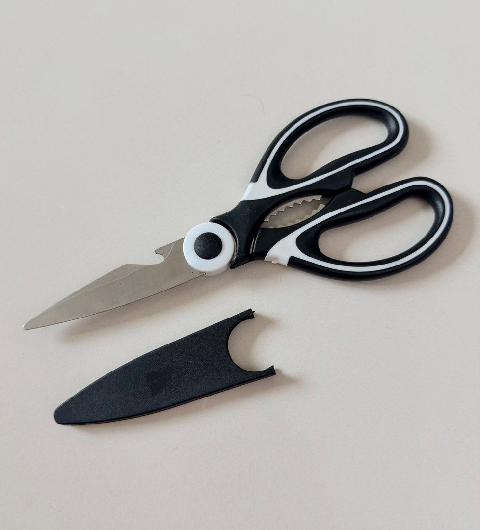 Scissors （分類：刀和砧板）位於 Hong Kong。 由 cklkh 提交（商品編號 1463383006，圖片 2）。簡介： New without box Total length approx 20 cm Blade length approx 8 cm Meet up at Olympic MTR。