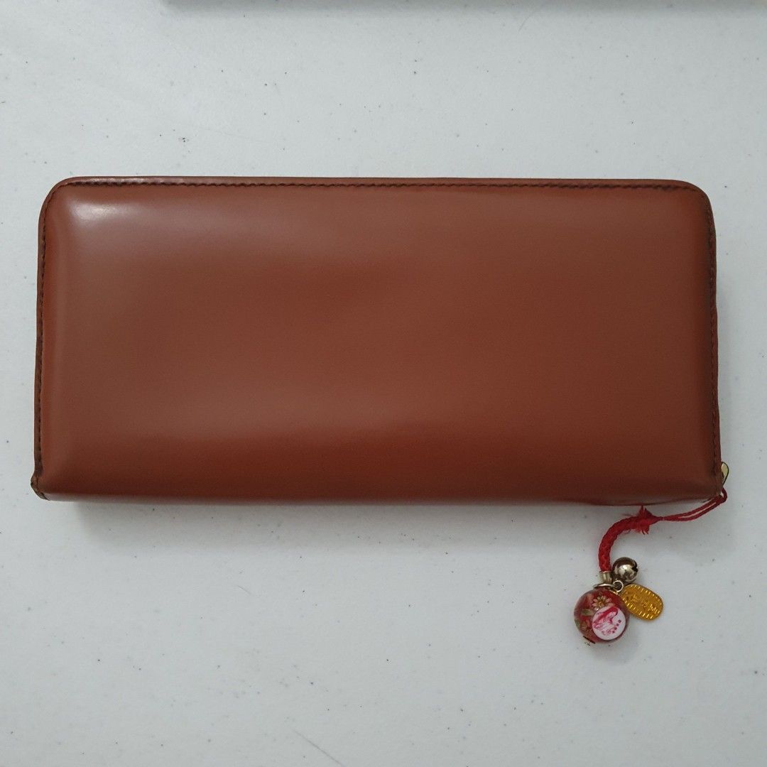 Seeker Leather Long Wallet Brown (Category: Wallets & Card holders) located in Paranaque City. Submitted by cobien (Listing ID 1463450978, Image 2). Description: - Brand: Seeker - Material: Brown Leather - Closure: Zipper - Features: Ample card slots and compartments for organization - Includes: Original box and tag - Ideal for: Keeping your essentials neatly organized - flaw: no puller and minimal rubs on the edges.
